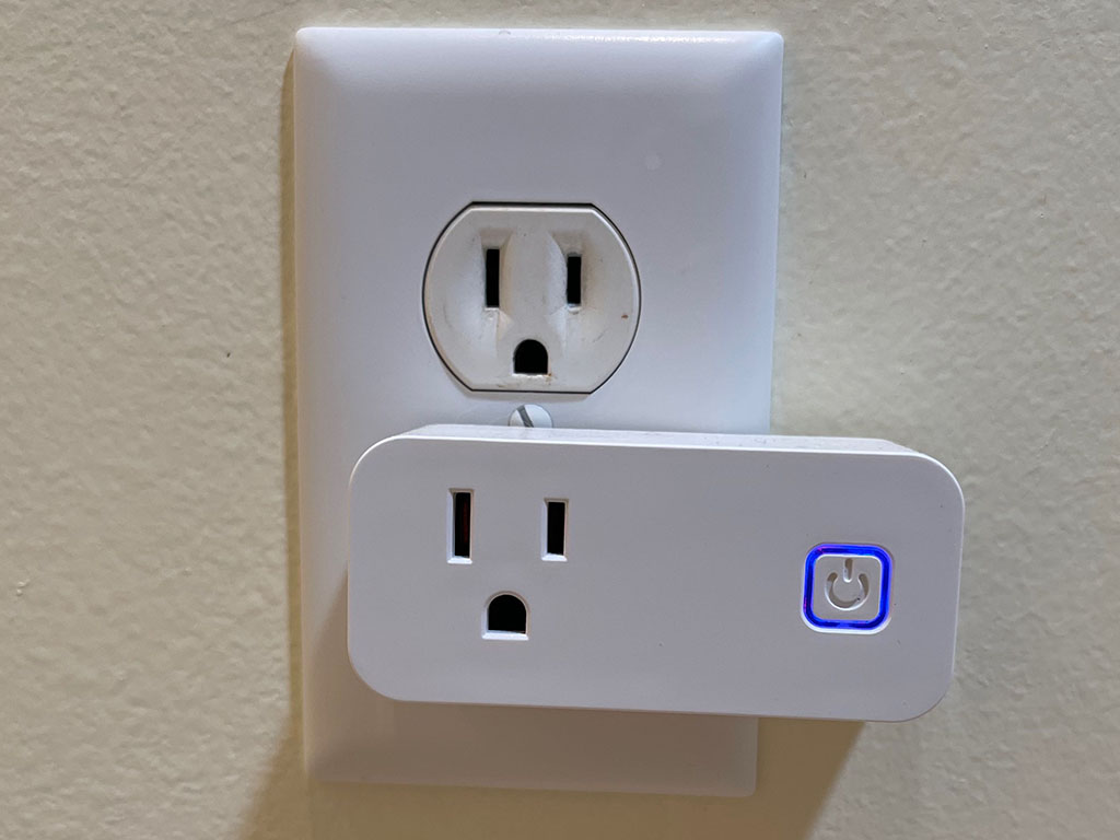 Mocreo ST5 temperature sensor hub plugged into a wall outlet